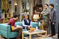 The Big Bang Theory – Wie wird Amy (Mayim Bialik, 2.v.l.) reagieren, als sie erfährt, dass sich Sheldon (Jim Parsons, l.) hinter dem Rücken seiner Freunde Leonard (Johnny Galecki, 2.v.r.) und Howard (Simon Helberg, r.) mit einer Idee an das Militär gewandt hat und so ein ehemaliges Gruppenprojekt alleine fortführen will?