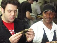 Man vs. Food - Die XXL-Challenge! – Adam Richman (l.)