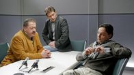 Die Rosenheim-Cops – Korbinian Hofer (Joseph Hannesschläger, l.) und Christian Lind (Tom Mikulla, M.) glauben, dass der vorbestrafte Carlo Greisinger (Peter Benedict, r.) für den Überfall auf den Juwelier verantwortlich ist.