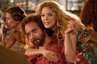 Barney's Version – Barney (Paul Giamatti) und Clara (Rachelle Lefevre) unterwegs mit Freunden.