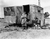 1929 - Der große Börsencrash – À l'automne 1930, la crise s'est étendue à tous les États-Unis. Avec la chute spectaculaire des prix agricoles, les paysans endettés sont jetés sur les routes. Dans l'industrie, les grèves et les manifestations, soutenues par le parti communiste, sont durement réprimées. À Washington, des milliers d'anciens combattants réclamant leur pension sont chassés par les tanks de l'armée. Une mesure qui achève de discréditer Hoover, largement battu à l'élection de 1932. Franklin Roosevelt prend les rênes d'un pays en proie à la montée des extrêmes : début 1933, le Ku Klux Klan compte 4 millions de membres, tandis qu'à New York, 20 000 pronazis hurlent «Heil Hitler !» au Madison Square Garden.