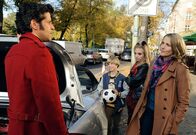 Papa auf Probe – Moritz (Pasquale Aleardi, links) muss Nina (Tanja Wedhorn, rechts) mit deren beiden Kindern Max (Tom Hoßbach) und Jule (Camares Amonat) in seinem über alles geliebten Auto mitnehmen.
