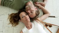 Einfach Rosa - Die zweite Chance – Rosa (Alexandra Neldel) und Mark (Janek Rieke) freuen sich über die neue Wohnung.