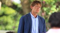 Death in Paradise – Humphrey (Kris Marshall) glaubt nicht, dass die junge Studentin Selbstmord begangen hat. Seine Instinkte trügen ihn nur selten. Die Indizien sprechen seiner Meinung nach für einen Mord.