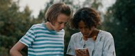 3 Hz – Felix (Junes Callaert) und Ella (Cécile Enthoven) starren aufs Handy.