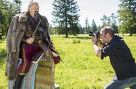Hubert und Staller – Girwidz (Michael Brandner, l.) macht bei einem Fotowettbewerb mit und inszeniert sich als Dschingis Khan. Yazid (Hannes Ringelstetter, l.) fotografiert ihn.