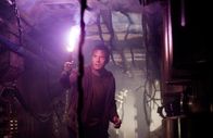 Predators – Niemand ahnt, dass der Arzt Edwin (Topher Grace) keineswegs so sanftmütige ist, wie es scheint ...