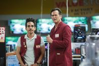 Ash vs. Evil Dead – Pablo Simon Bolivar (Ray Santiago, l.); Ashley "Ash" J. Williams (Bruce Campbell, r.)