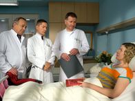 In aller Freundschaft – Als Dr. Heilmann (Thomas Rühmann, 3. von links) und Prof. Simoni (Dieter Bellmann, links) mit Dr. Kaminski (Udo Schenk) in das Zimmer von Katja Marquardt (Astrid M. Fünderich, rechts) kommen, scheinen sich zwei Gleichgesinnte im Wortgefecht gefunden zu haben. Dr. Kaminski und Katja Marquardt prüfen sich polemisch.