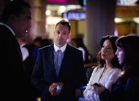 Elementary – Er kann es nicht lassen: Sherlock (Jonny Lee Miller, l.) mischt sich trotz Joan (Lucy Liu, M.) weiterhin in Kittys (Ophelia Lovibond, r.) Privatleben ein ...