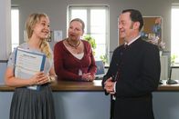 Die Rosenheim-Cops – Der Gantinger Bürgermeister Karl Schretzmayer (Jürgen Tonkel, r.) ist auf der Suche nach einer neuen Sekretärin. Ob Marianne Grasegger (Ursula Maria Burkhart, M.) oder Christin Lange (Sarah Thonig, l.) Interesse haben?