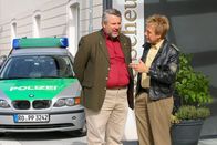 Die Rosenheim-Cops – Kommissar Stadler (Dieter Fischer, l.) und Polizist Mohr (Max Müller, r.) ermitteln im Laientheater.