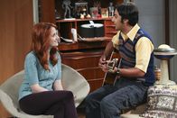 The Big Bang Theory – Raj (Kunal Nayyar, r.) and Emily (Laura Spencer, l.).