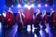 Perfect Harmony – v.l.n.r.) Adams Adams (Tymberlee Hill); Junior (Paul Vogt); Reverend Jax (Rizwan Manji); Leanne (Shanice Williams); Dwayne (Geno Segers); Ginny (Anna Camp), Quinn (Kenton Chen); Wayne (Will Greenberg)