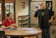 Two and a Half Men – Alan (Jon Cryer, l.) erzählt Charlie von den Freuden der Vaterschaft, während sein Sohn Jake die Toilette verstopft. Berta (Conchata Ferrell, r.) ist entsetzt ...
