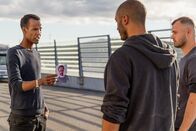 Detective No. 24 – Ibraahin (Nasir Farah Dhagole, l.) spricht mit zwei Männern (Komparsen), die den ermordeten Samir kannten.