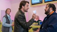 2 unter Millionen – Mehmet (Kailas Mahadevan, re.) ahnt nicht, dass Henry (Oliver Mommsen) Millionär ist.