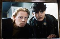 Tatort – 1991 in Zarten in der Westpfalz: Ortspolizisten Stefan Tries (Ben Becker) und Lena Odenthal (Ulrike Folkerts) arbeiten zusammen.