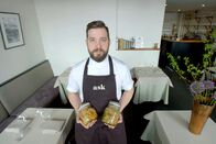 Märkte - Im Bauch von … – FinnInnen sind FeinschmeckerInnen: Chefkoch Filip Langhoff kreiert aus konserviertem Gemüse in seinem Restaurant in Helsinki kleine Kunststücke.