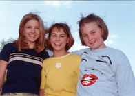 Schloss Einstein – Nachdem Katharina (Laura Laß, li.) verspätet aus den Schulferien zurückgekehrt ist, ist das Trio mit Nadine (Juliane Brummund, Mitte) und Iris (Paula Birnbaum, re.) perfekt.