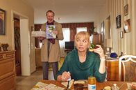 Schnitzel geht immer – Während sich Karin (Therese Hämer) als Krankenschwester mit Nachtschichten abplagt, treibt sich ihr Wolfgang (Ludger Pistor) in Quiz-Shows herum und lässt sich von seinem sauberen Freund die Chance nehmen, zumindest mit 2.000 Euro nach Hause zu kommen!