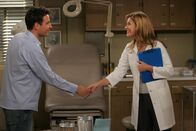 How I Met Your Mother – Da Ellen etwas von einer Sarah (Beth Lacke, r.) erwähnt, versucht Ted (Josh Radnor, l.) sie ausfindig zu machen, in der Hoffung, dass sie die Richtige für ihn ist ...