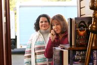 The Middle – Als Frankie (Patricia Heaton, r.) und Nancy (Jen Ray, l.) beobachten, wie Mike einen Anruf von Frankie ignoriert, muss diese sich fragen, ob Mike anlässlich ihres 20. Hochzeitstags langsam genug von ihr hat. Sue plant in der Zwischenzeit eine Party für ihre Eltern ...