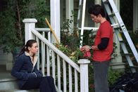 Gilmore Girls – Nachdem Dean Rory (Alexis Bledel, l.) darauf aufmerksam gemacht hat, dass sie sein Armband verloren hat, beginnt diese überall in der Stadt danach zu suchen. Weiß Jess (Milo Ventimiglia, r.) mehr über den Verbleib des Armbandes, als er zugibt?; Nachdem Dean Rory (Alexis Bledel, l.) darauf aufmerksam gemacht hat, dass sie sein Armband verloren hat, beginnt diese überall in der Stadt danach zu suchen. Weiß Jess (Milo Ventimiglia, r.) mehr über den Verbleib des Armbandes, als er zugibt?