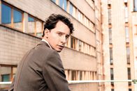 Preis der Freiheit – Markus Welsch (Jonathan Berlin) arbeitet in der Kommerziellen Koordinierung, kurz: KoKo, die durch legale und illegale Geschäfte Devisen für die nahezu bankrotte DDR beschafft.