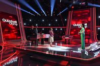 Quizduell-Olymp – Quizmasterin Esther Sedlaczek (r.9 mit den Kandidaten des Teams "Klamperoni": DenTV-Jounalisten Louis Klamroth (l.) und Ingo Zamperoni (2.v.l.) sowie Quizprofi Marie-Louise Finck (M.).