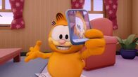 The Garfield Show – Garfield hat Jons neues Smartphone als Spielzeug entdeckt und dreht einige Videos damit. Er filmt Jon bei ein paar tollpatschigen Situationen.