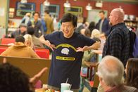 Community – Changs (Ken Jeong) neue Identität als Kevin, scheint ihm nicht jeder abzukaufen. Vor allem Jeff zweifelt an seiner skurrilen Geschichte ...