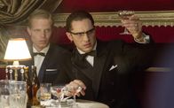 Legend – Ronnie Kray (Tom Hardy, links) und Leslie Holt (Charley Palmer Rothwell, rechts)