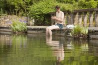 Father Brown – Jago Pryde (Angus Imrie) geht eine Runde schwimmen im Schloss-eigenen Swimming Pool.