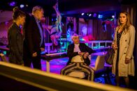 SOKO München – Toni Bischoff (Amanda da Gloria, l.) und Arthur Bauer (Gerd Silberbauer, 2.v.l.) sind bei Hubert Illinger (Horst Kotterba, 2.v.r.) im Club Privée und beobachten, wie er Elena Costa (Corinna Pohlmann, r.) schikaniert.