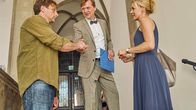 Der Lehrer – Stefan (Hendrik Duryn, l.) begleitet Karin (Jessica Ginkel) nach Lemgo, wo sie Herrn Rückriem (Patrick von Blume) mitteilen will, dass sie die Rektorenstelle doch nicht antreten wird.