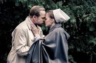 Charité – Emil Behring (Matthias Koeberlin, l.) kann seine Gefühle für Ida (Alicia von Rittberg, r.) nicht mehr im Zaum halten.