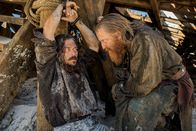 Black Sails – Was hat Israel Hands (David Wilmot, r.) mit John Silver (Luke Arnold, l.) nur vor?; Was hat Israel Hands (David Wilmot, r.) mit John Silver (Luke Arnold, l.) nur vor?