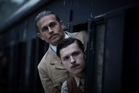 Die versunkene Stadt Z – Gemeinsam mit seinem Sohn Jack (Tom Holland, r.) bricht Percy Fawcett (Charlie Hunnam) erneut auf, um die Stadt "Z" zu finden