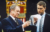 Inspector Barnaby – Inspector Barnaby (John Nettles, l.) und Sergeant Troy (Daniel Casey, r.) sind sich sicher, dass dem vermissten Gregory Chambers etwas zugestoßen sein muss, denn sein Pilzmesser wurde im Wald aufgefunden.