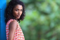 Death in Paradise – Die taffe Camille (Sara Martins) verdreht ihrem Arbeitskollegen Humphrey den Kopf.