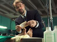 Tatort – Prof. Karl-Friedrich Boerne (Jan Josef Liefers) wird ein schwerwiegender Verkehrsunfall mit Todesfolge und Fahrerflucht zur Last gelegt. Da er in eigener Sache nicht ermitteln kann, darf er auch die Leiche nicht obduzieren. Neugierig ist er trotzdem.