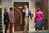 The Big Bang Theory – Sheldon (Jim Parsons, 2.v.r.) und Amy (Mayim Bialik, r.) holen die Date-Nights nach, die während Sheldons Zugreise ausgefallen sind, da sie vertraglich dazu verpflichtet sind. In der Hoffnung ein Doppeldate würde auch doppelt zählen, lädt Sheldon kurzerhand Penny (Kaley Cuoco, l.) und Leonard (Johnny Galecki, 2.v.l.) ein. Doch kann das gut gehen?