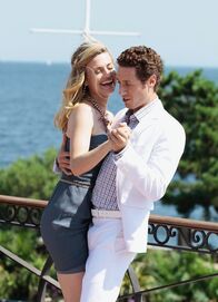 Royal Pains – Ausgelassen: Paulo Costanzo als Evan R. Lawson, Brooke D'Orsay als Paige Collins (Copyright SRF/NBC Universal)