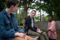 Schloss Einstein – Badu (Arnold Makuissie, li.) stresst den Rest des Staffelteams mit mit seinen harten Trainingsmethoden. Auch Viktor (Fridolin Sommerfeld mit Philip Müller) hätte gern einfach mal eine Pause.