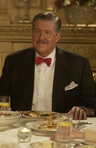 Gilmore Girls – Als Richard (Edward Herrmann) von Lorelai hört, wie sehr Rory von den Huntzbergers gedemütigt wurde, glaubt er ihr kein Wort. Doch wenig später wird er eines Besseren belehrt ...