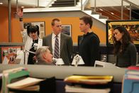 Navy CIS – Arbeiten an einem neuen verzwickten Fall: Tim McGee (Sean Murray, M.), Anthony DiNozzo (Michael Weatherly, 2.v.r.), Abby Sciuto (Pauley Perrette, l.), Leroy Gibbs (Mark Harmon, 2.v.l.) und Ziva David (Cote de Pablo, r.) ...
