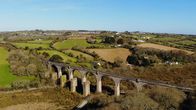 Lost Places – Das alte Carnon-Viadukt im südenglischen Cornwall gehört zu den Meisterwerken des legendären britischen Ingenieurs Isambard Kingdom Brunel. In ihrer Zeit galt die Eisenbahnbücke mit ihrer ungewöhnlichen Holzkonstruktion als zukunftsweisend.