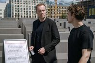 Tatort – Robert Karow (Mark Waschke, li.) sucht Moritz Keller (Leonard Scheicher) beim Holocaust Mahnmal auf.