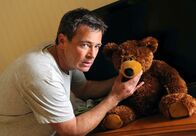 Heiratsschwindler küsst man nicht – Benedikt (Jan Sosniok) hat in dem Teddybär eine Videokamera versteckt.